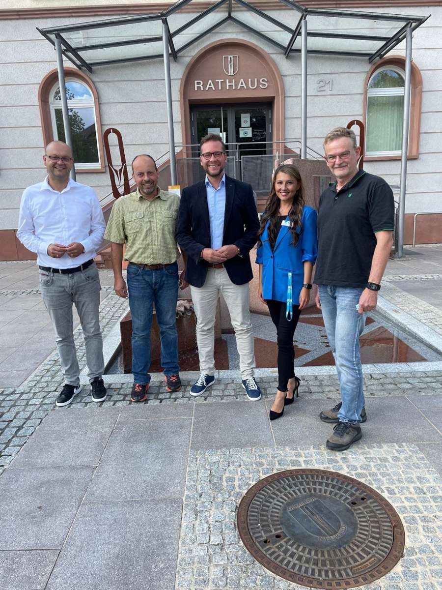 Bürgermeister Tobias Uhrich (Mitte) freut sich, dass er mit dem Start des Glasfaserausbaus in Neuried eines seiner Wahlkampfversprechen einlösen kann. Foto: Gemeinde