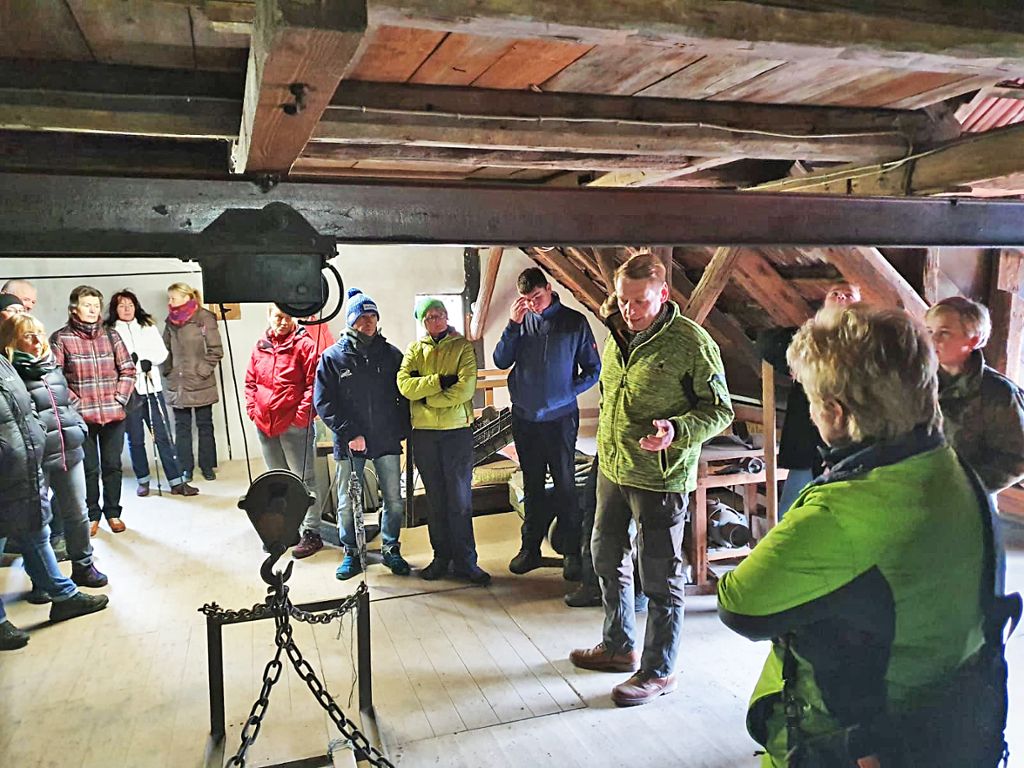 Die Mitglieder des Laufener Albvereins besichtigten die Samenklenge von Christian Schlegel.  Foto: Dölker Foto: Schwarzwälder Bote