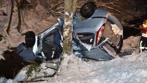 Fiat schleudert gegen Baum: 40-Jähriger schwer verletzt