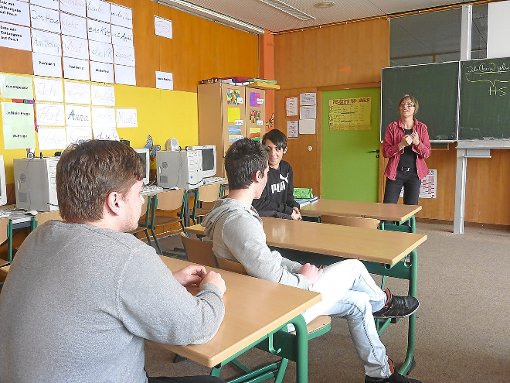 Irene Bundschuh unterrichtet ausländische Jugendliche, die ohne ein Wort Deutsch in die Schule kommen.  Foto: Falke Foto: Schwarzwälder-Bote