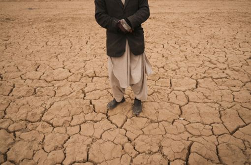 Weltweite Dürre: Ein afghanischer Bauer  begutachtet sein karges Feld, auf dem er früher Weizen anbaute, um seine 18-köpfige Familie zu ernähren. Foto: AP/dpa/Mstyslav Chernov