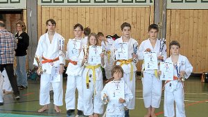 Die Teilnehmer am Oberndorfer Judo-Osterturnier zeigen stolz  ihre Urkunden Foto: Verein Foto: Schwarzwälder-Bote