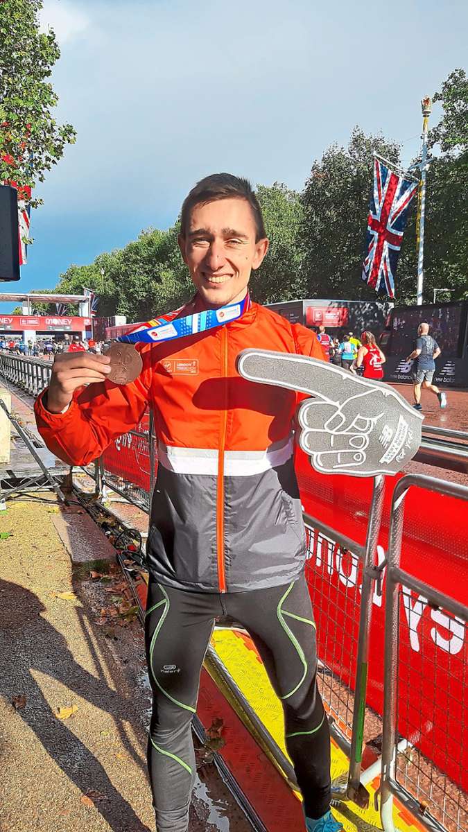 Jonas Müller zeigt auf seine Medaille. Nach 2:31:42 Stunden kam der Läufer der Roadrunners Südbaden beim London-Marathon ins Ziel. Foto: Roadrunners Südbaden