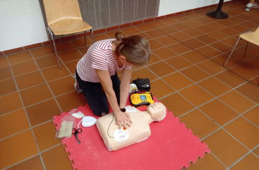 Herzdruckmassage und der Einsatz eines Defibrillators wurden im Seelbacher Bürgerhaus vermittelt. Foto: Schmidt