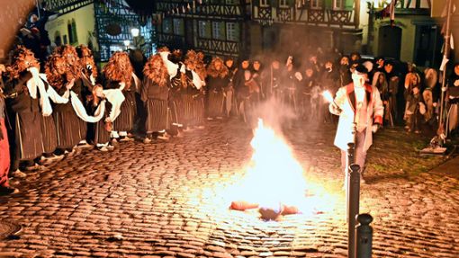 Er brennt, der Narro auf dem Schiltacher Marktplatz, und symbolisiert damit das Ende der Fasnet Foto: Wegner
