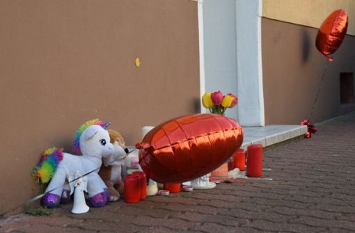 Zwei Kinder sind am Osterwochenende offenbar von der eigenen Mutter getötet geworden. Die Trauer in Hockenheim ist groß. Foto: dpa/Marco Priebe