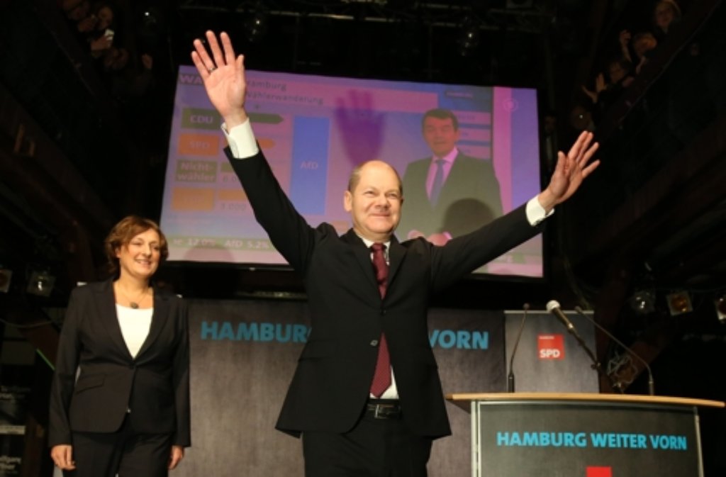 Die SPD in Hamburg bejubelt ihr Wahlergebnis und den neuen, alten Bürgermeister Olaf Scholz.