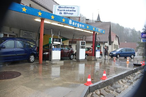 An den grenznahen Tankstellen im schweizerischen Bargen sind wieder verstärkt Autoschlangen mit deutschen Kennzeichen festzustellen.   Foto: Herrmann