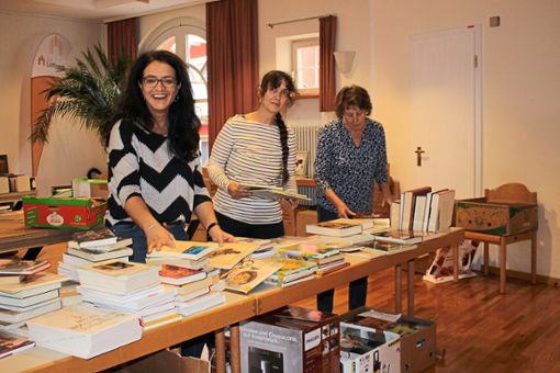 3000 Bücher sortieren war Aufgabe des Büchereiteams und der Helfer im Vorfeld des Flohmarkts: Birgit Kuttruff (von links), Alice Esser und Ursel Liphardt. Foto: Bächle Foto: Schwarzwälder Bote