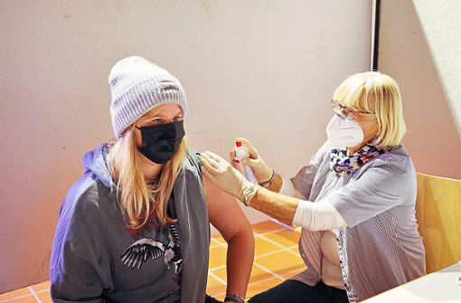 Auch einige junge Gesichter waren bei der Seelbacher Impfaktion im Bürgerhaus zu entdecken. Foto: Kiryakova