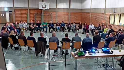 In einem Stuhlkreis in der Lindenfeldhalle in Dundenheim  hatten sich Vertreter der Neurieder Kommunalpolitik und Bürger ausgetauscht. Foto: Jacob