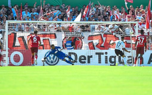 Steven Ukoh   (Nummer 17) wird vor allem durch sein fulminantes 1:0-Elfmetertor im DFB-Pokalspiel gegen Düsseldorf in Erinnerung bleiben.  Foto: Michael Kienzler