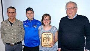 Karl Fritschi (von links), Vorsitzender des Fußballclubs Hüfingen, gratuliert der Familie Wengrzik mit David, Doris und Stan zu ihrer Auszeichnung als FCler des Jahres 2024. Foto: Rainer Bombardi