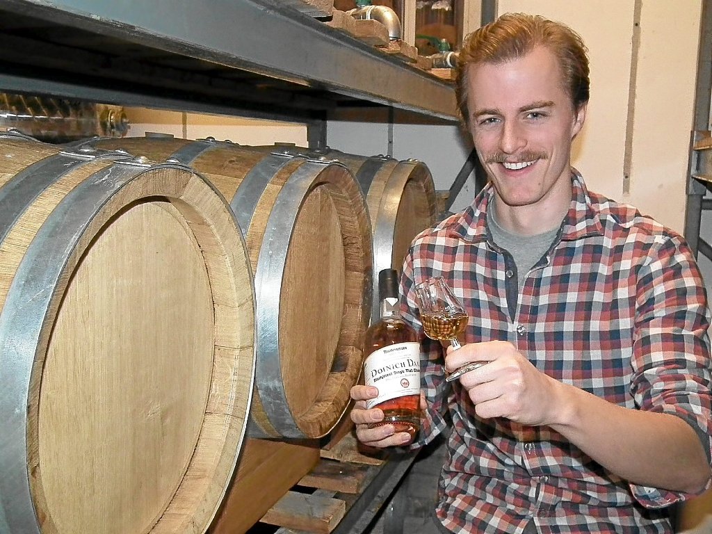Nach zehn Jahren Entwicklung kreierte Sebastian Dürr den Blackforest Single Malt Whiskey DoinichDaal.    Foto: Stocker