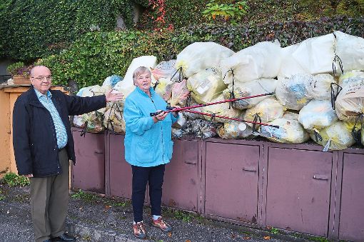 Renate Eisemann und Erick Keck waren sauer darüber, dass im Sonnenrain in Bad Liebenzell in der vergangenen Woche die gelben Säcke nicht abgeholt wurden. Foto: Krokauer