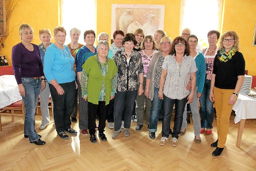 Doris Haberer (rechts) ist wieder zur Sulzer Sprengelvorsitzenden gewählt worden. Mit auf dem Bild sind auch die Ausschussmitglieder und Ortsvorsitzenden der Landfrauen. Foto: Steinmetz Foto: Schwarzwälder-Bote