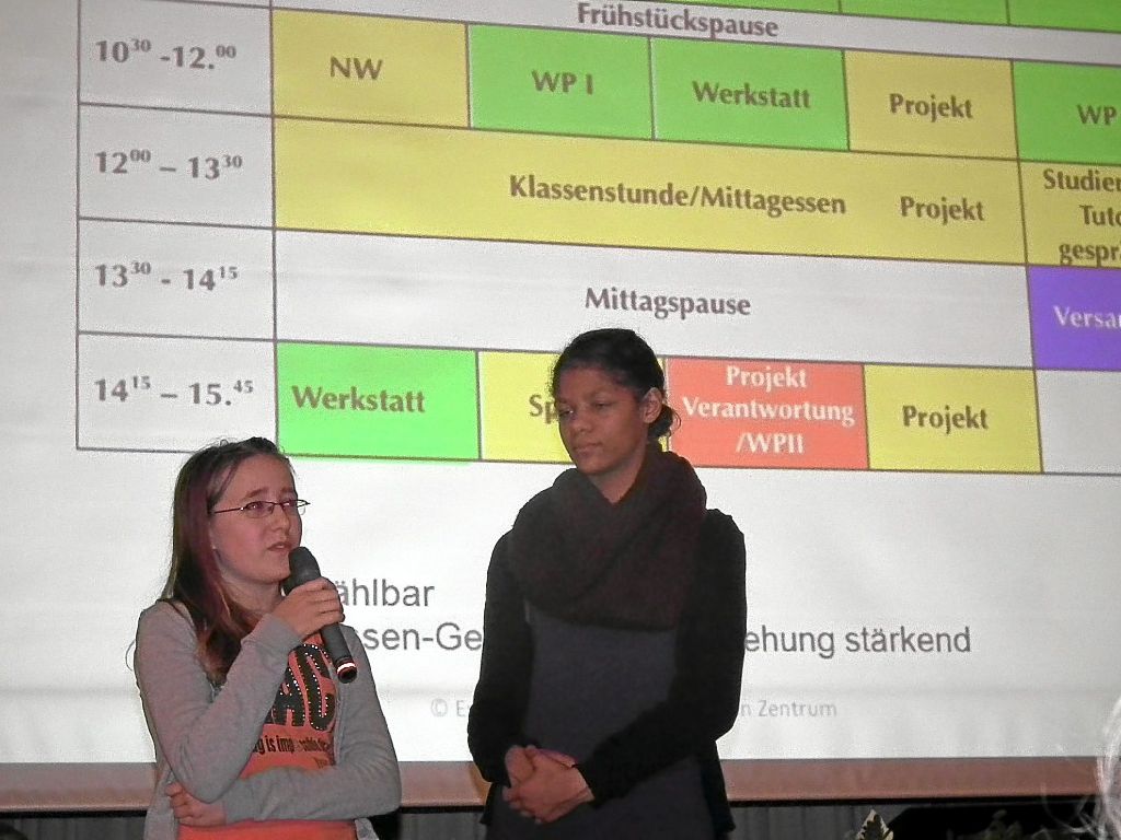 Anhand ihres Stundenplanes berichteten Alma (links) und Jamila von ihren Erfahrungen in der Gemeinschaftsschule. Foto: Stocker Foto: Schwarzwälder-Bote