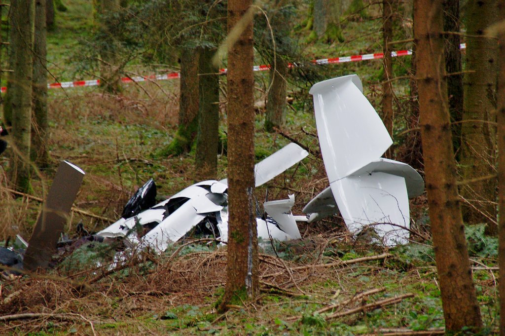 Nur noch Trümmer bleiben von dem Tragschrauber, der gestern im Wald oberhalb des Leidringer Sportgeländes abgestürzt ist. Der Pilot kam bei dem Unfall ums Leben.