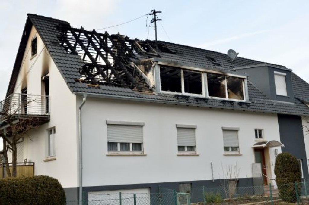 Aus bislang unbekannter Ursache hat am Samstagmorgen ein Einfamilienhaus in Seebronn gebrannt. Beim Eintreffen der Rettungskräfte stand das Gebäude bereits in Flammen. Zum Artikel
