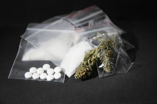 Marihuana und weitere Drogen finden die Polizisten bei einem 24-Jährigen aus Rottweil. Foto: New Africa – stock.adobe.com