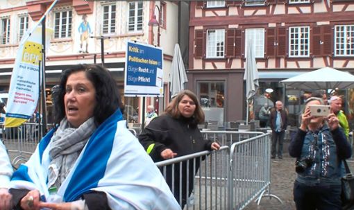 Mit Israel-Fahne um die Schulter: DIA-Vorsitzende Simone Schermann bei der Pax-Europa-Kundgebung auf dem Lahrer Sonnenplatz Screenshot: fx Foto: Lahrer Zeitung