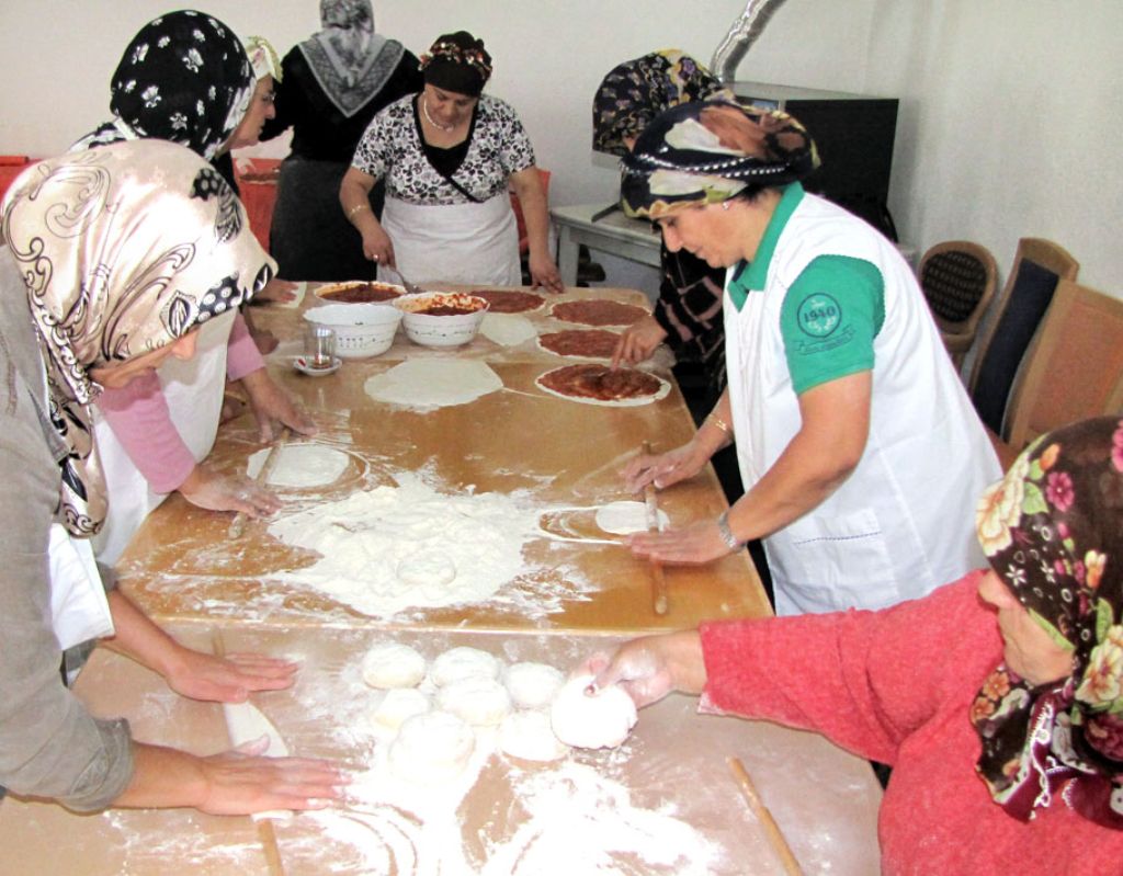 Während die Führungen durch die Moschee liefen, bereiteten die Frauen in der Küche Gösleme und Lamacun zu.  Foto: Wölfle Foto: Schwarzwälder-Bote