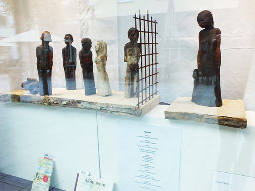 Auf die Lage der Flüchtlinge weisen die Skulpturen von Brigitte Stein hin.Foto: Roth Foto: Schwarzwälder Bote