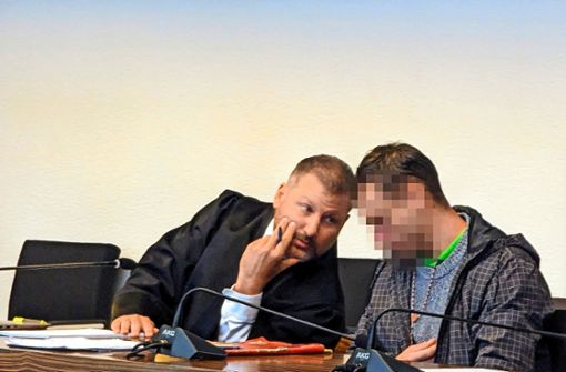 Verteidiger Igor Licikas (links) spricht im Landgericht Freiburg mit dem Tatverdächtigen. Foto: Ralf Deckert