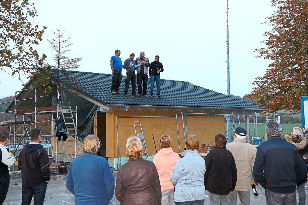 Holger Enz (von links),  Sven Ziegler, Jannik Lötterle und René Fricker sprachen auf dem Dach der neuen Gerätehütte den Richtspruch. ­­                                                                                                 Foto: Kraushaar Foto: Schwarzwälder Bote