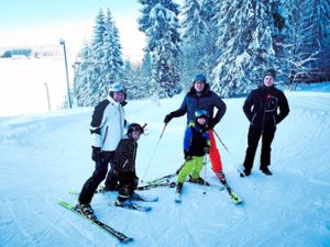 Skilift-Betreiber Andreas Haas (rechts) empfängt die Skifahrer an seinem Lift am Kesselberg. Foto: Schimkat