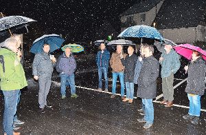 Bei einem gemeinsamen Spaziergang im Schneegestöber überzeugen sich die Räte von den umgesetzten Maßnahmen.  Foto: Herzog Foto: Schwarzwälder-Bote
