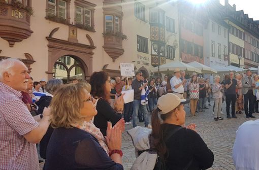 Etwa fünfzig Menschen waren um 16 Uhr vor dem Alten Rathaus versammelt. Foto: Fach