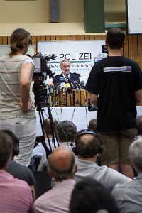 Polizeipräsident Bernhard Rotzinger beantwortet Fragen bei der Pressekonferenz. Foto: Salzer-Deckert