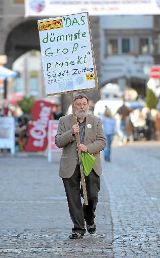 Siegfried Seilnacht in Villingen unterwegs gegen Stuttgart 21 – und in Donaueschingen hat er fleißig plakatiert. Die Volksabstimmung rückt schließlich näher. Foto: Maier