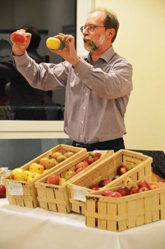 Apfelexperte  Markus Zehnder präsentiert verschiedene Apfelsorten Foto: Lissy Foto: Schwarzwälder Bote