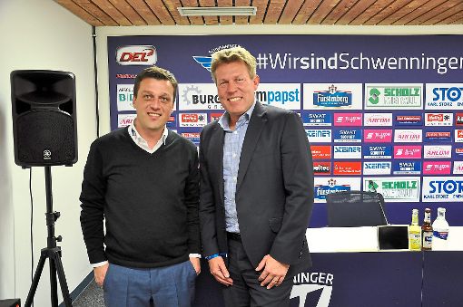 Oliver Bauer, Pressesprecher der Wild Wings (links), begrüßt Gernot Tripcke. Foto: Schwarzwälder-Bote