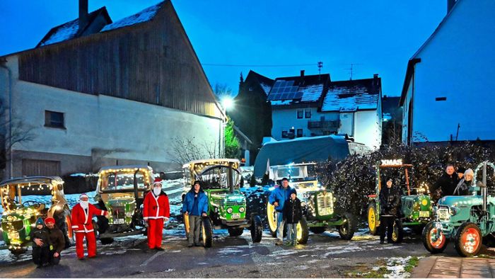 Weihnachts-Traktoren fahren erstmals in Kolonne