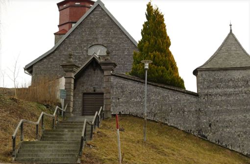 Das wacklige und morsche Geländer beim Aufgang zur Uracher Kirche soll bald durch ein Metallgeländer ersetzt werden. Foto: Ketterer