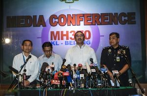 Die Ermittler bei einer Presskonferenz. Was geschah mit Flug MH370? Foto: dpa