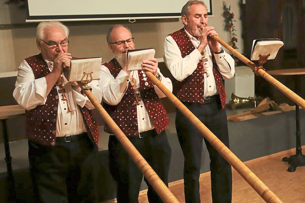 Musikalisch umrahmt wird die Versammlung von den Nus­plinger Albhornbläsern.  Fotos: Schatz