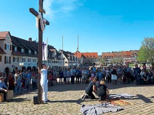 Vor der Stadtkirche gab es ein Anspiel mit einer Pantomime-Gruppe.  Foto: Evangelische Allianz Foto: Schwarzwälder Bote