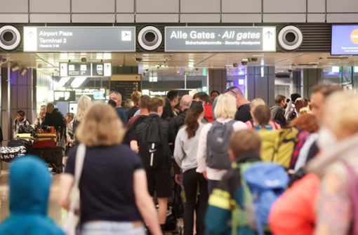 Schlangen an der Sicherheitskontrolle am Hamburger Flughafen. Fluggäste müssen diesen Sommer nicht nur mit langen Wartezeiten, sondern auch mit Stornierungen von Flügen rechnen. Foto: dpa/Bodo Marks