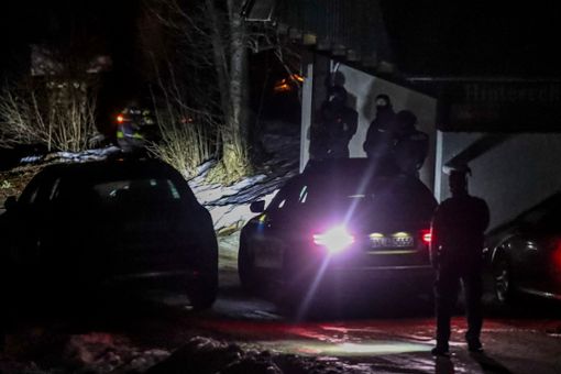 Starke Kräfte der Polizei, teilweise schwer bewaffnet, eilten zum Tatort nach Neukirch. Foto: Eich