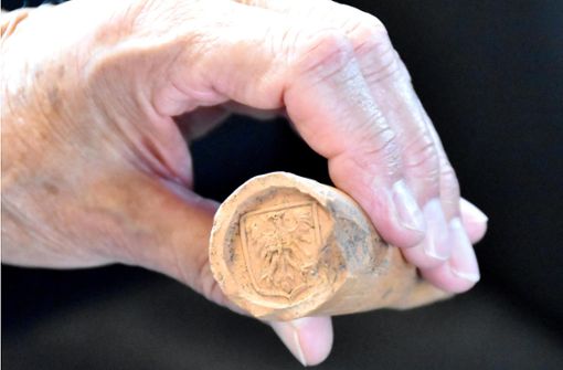Eine Spaziergängerin hat bei Rottweil einen alten Grenzsteinzeugen gefunden und im Museum abgegeben. Foto: Siegmeier