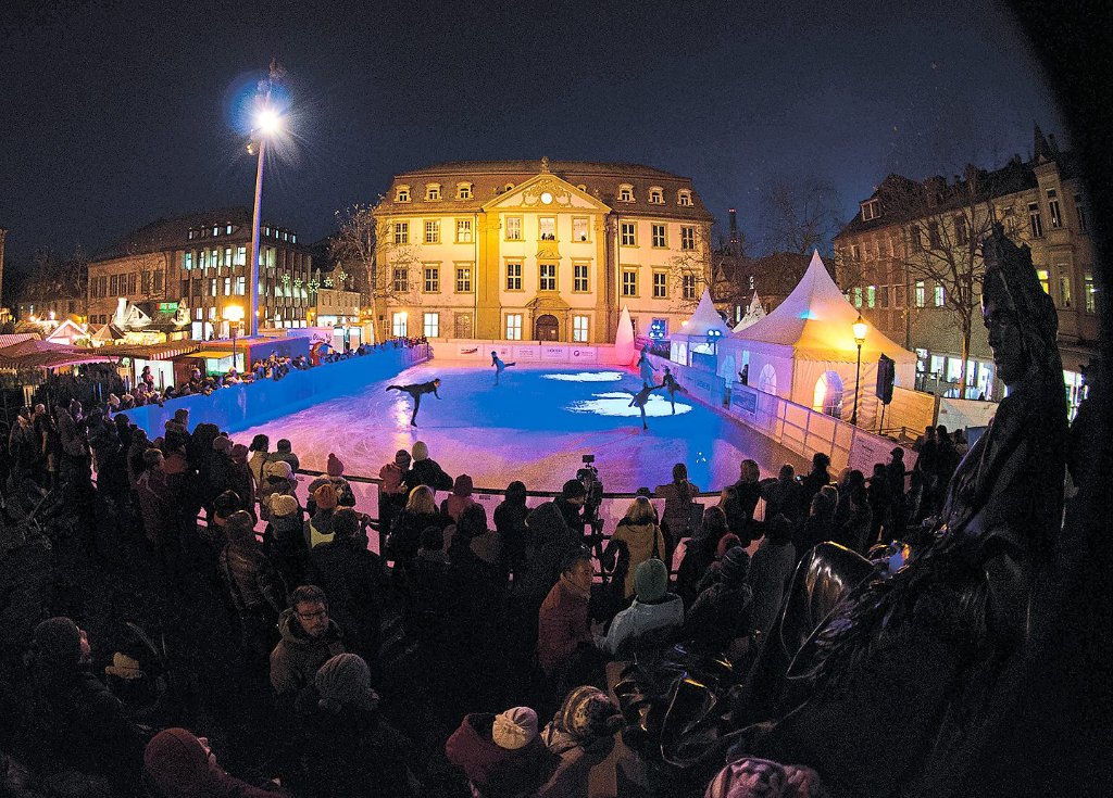 Ob gemeinsamer Spaß beimn Eislaufen bei Tag (rechts) oder Veranstaltungen unter Flutlicht am Abend (links), so wie vor dem Schloss in Erlangen, soll es ab Januar auch in Blumberg aussehen.
