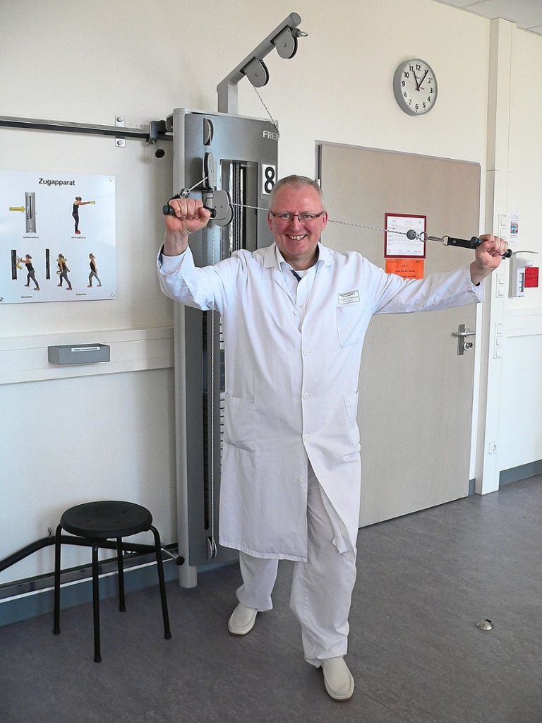 Der Ärztliche Direktor des Reha-Zentrums Schömberg, Johannes Eckard Sträßner, testet im neuen Trainingsraum einen Seilzug.