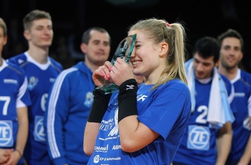 Freude über die Trophäe der besten Spielerin im Pokalfinale: Jelena Wlk Foto: Bm