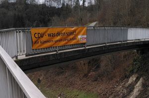 An der Brücke zwischen Oberstadt und Lindenhof hängt ein CDU-Wahlplakat. Auch die ÖDP wollte dort eines aufhängen, erhielt aber keine Erlaubnis. Foto: ÖDP