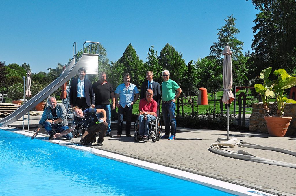 Die Verantwortlichen der Stadt Ettenheim, des Schwimmbads und des Fördervereins freuen sich auf den Start in die Schwimmbadsaiosn in Ettenheim.   Fotos: Göpfert