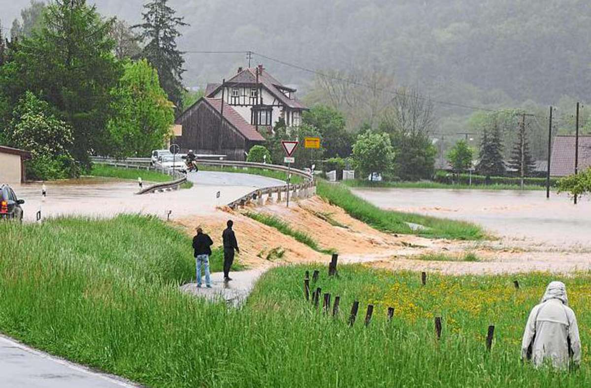 Hochwasser kann auch höher gelegene Gegenden treffen. So geschehen beispielsweise am Nachmittag des 15. Mai 2009 in Gechingen und Umland. Foto: Reinhold Gehring/Feuerwehr Gechingen